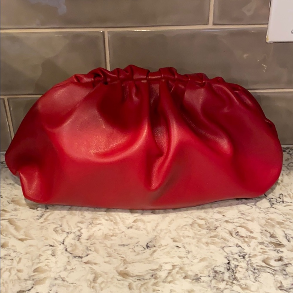 Beautiful pouch bag style.